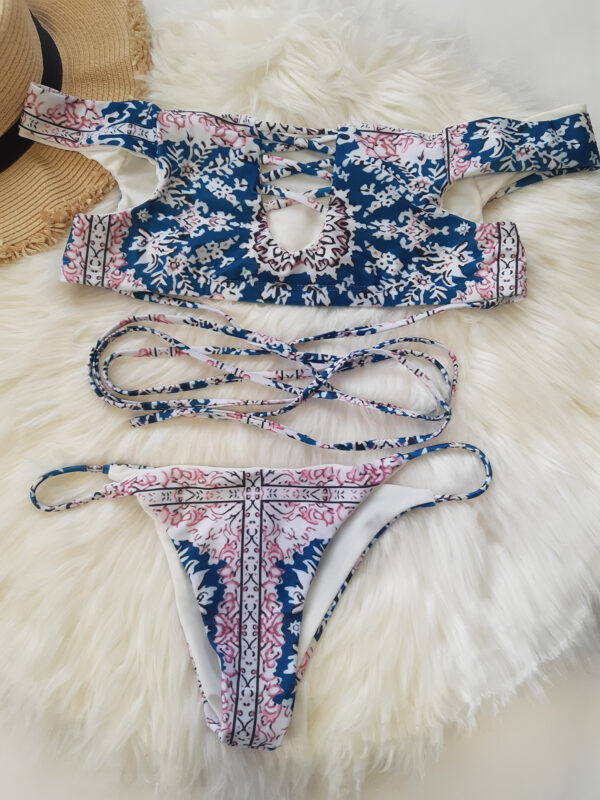Bikini dos piezas estampado de colores y panty tanga
