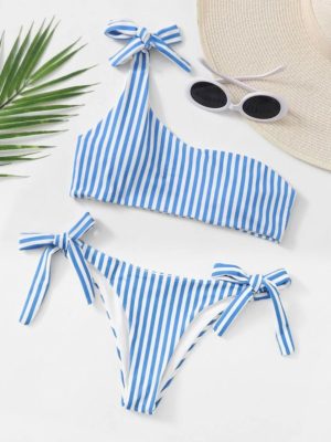 Bikini de dos piezas con estampado de rayas. La parte superior presenta un diseño de sujetador con tirantes ajustables, la parte inferior tiene amarres laterales. Ideal para disfrutar del sol y el mar con estilo y comodidad