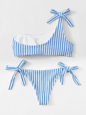 Bikini de dos piezas con estampado de rayas. La parte superior presenta un diseño de sujetador con tirantes ajustables, la parte inferior tiene amarres laterales. Ideal para disfrutar del sol y el mar con estilo y comodidad