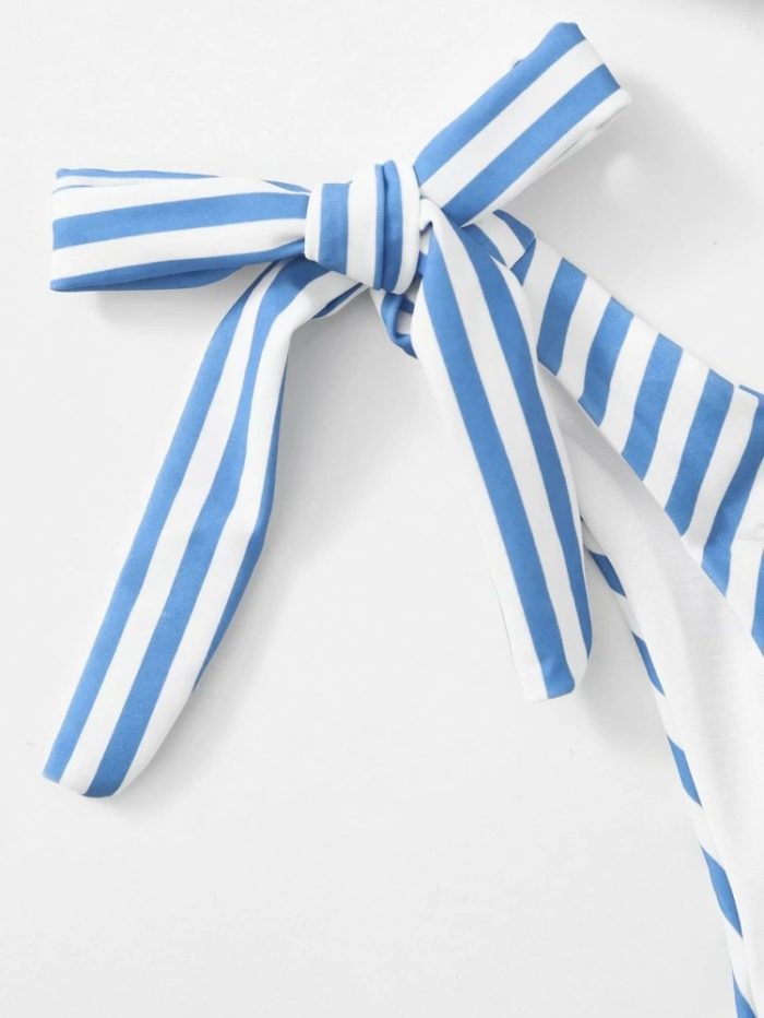 Bikini de dos piezas con estampado de rayas. La parte superior presenta un diseño de sujetador con tirantes ajustables, la parte inferior tiene amarres laterales. Ideal para disfrutar del sol y el mar con estilo y comodidad