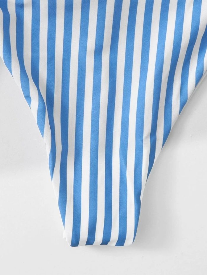 Bikini de dos piezas con estampado de rayas. La parte superior presenta un diseño de sujetador con tirantes ajustables, la parte inferior tiene amarres laterales. Ideal para disfrutar del sol y el mar con estilo y comodidad